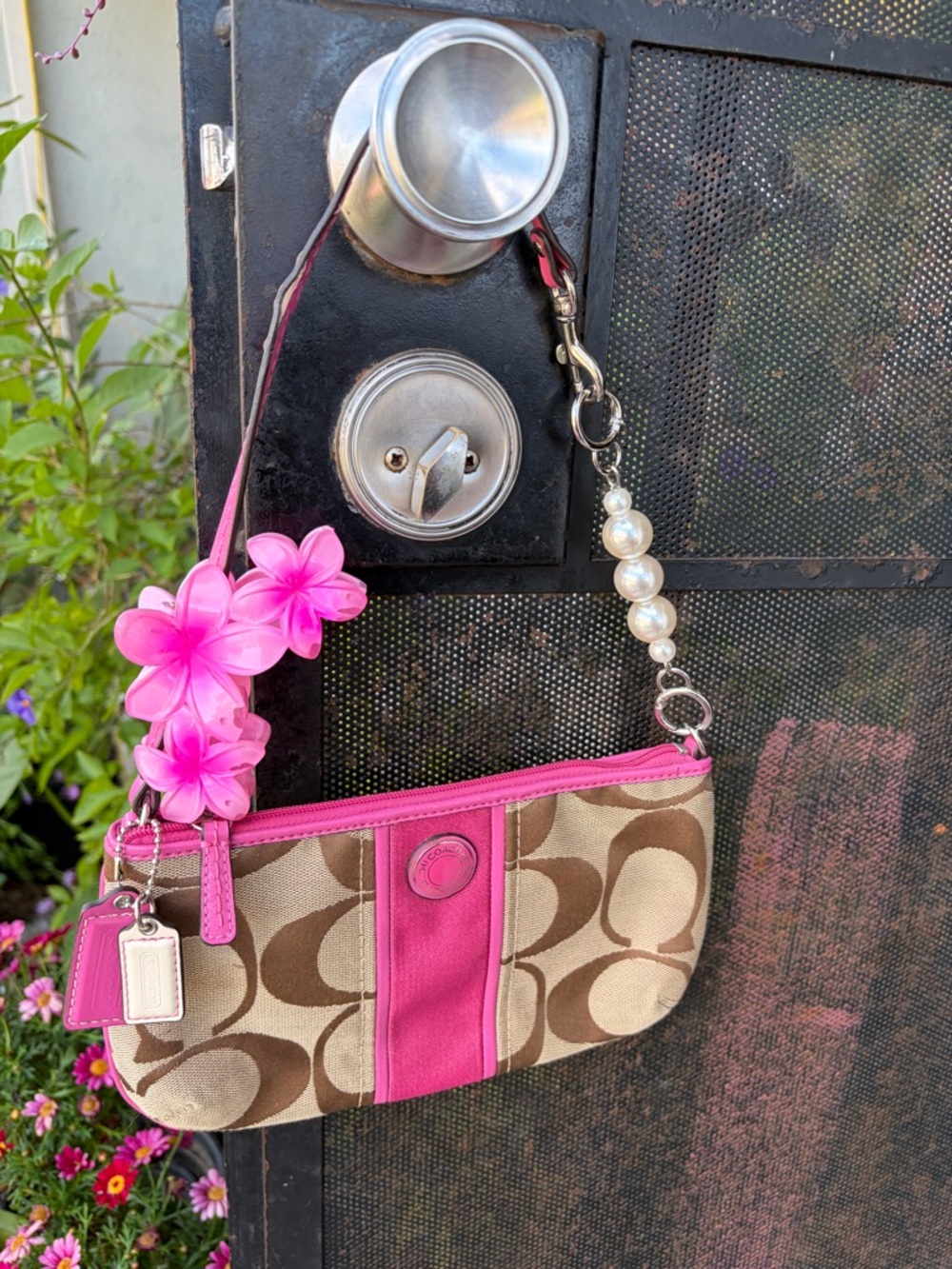 Gorgeous Y2k Coach Signature Hot Pink & tan large wristlet Baguette purse - Picture 4 of 5